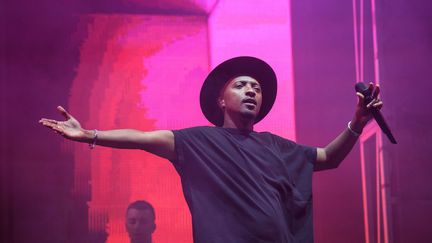 Le chanteur Soprano se produit sur scène lors de la 35e édition du festival de musique des Francofolies, à La Rochelle, le 13 juillet 2019. (XAVIER LEOTY / AFP)