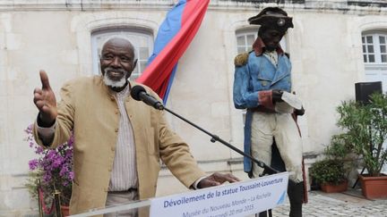 Ousmane Sow à La Rochelle devant sa statue de Toussaint-Louverture
 (AFP / XAVIER LEOTY )