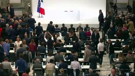 Trois jours après la dissolution de l’Assemblée nationale, le président Emmanuel Macron a donné une conférence de presse d’1h30, mercredi 12 juin. Il a insisté sur le danger de voir l’extrême droite ou l’extrême gauche diriger le pays. (France 2)