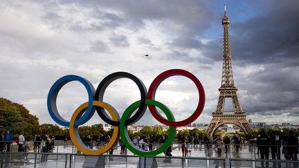 Les anneaux olympiques sur le parvis du Trocadero à Paris, le 14 septembre 2017. (VINCENT ISORE / MAXPPP)