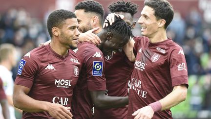 Ibrahima Niane, meilleur buteur de Ligue 1, félicité ici par ses coéquipiers du FC Metz. (JEAN-CHRISTOPHE VERHAEGEN / AFP)