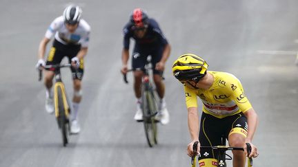 Tadej Pogacar en patron ! Au lendemain de son succès au Col du Portet, le maillot jaune récidive et lève les bras à Luz Ardiden. Il devance Jonas Vingegaard et Richard Carapaz. David Gaudu a tenté d'attaquer mais il a été repris tandis que Rigoberto Uran a perdu gros en étant lâché dans l'ascension du Col du Tourmalet.