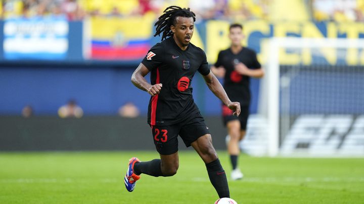 Jules Koundé, ici avec le Barça face à Villarreal lors d'un match de Liga, le 22 septembre 2024, fait partie des joueurs français à avoir pris la parole pour dénoncer les tarifs infernaux. (JOSÉ BRETON / AFP)