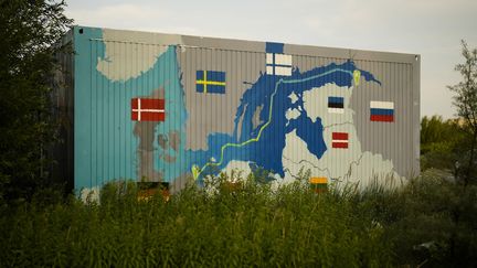 Une fresque représentant le trajet du gazoduc Nord Stream sur un conteneur à proximité du point d'arrivée de celui-ci, à Lubmin (Allemagne), le 20 juillet 2022. (MARKUS SCHREIBER / AP / SIPA)