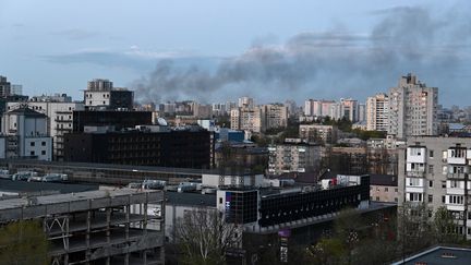 De la fumée au-dessus de Kiev (Ukraine), après des bombardements survenus le 28 avril 2022. (SERGEY VOLSKIY / AFP)