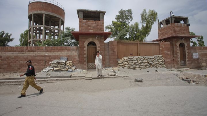 Un policier passe devant la prison centrale de Peshawar (Pakistan), le 24 mai 2012. Shakil Afridi y est incarc&eacute;r&eacute;. (FAYAZ AZIZ / REUTERS)