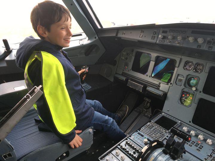 Tom aux commandes de l'avion d'entraînement des pompiers aéronautiques de l'aéroport Charles de Gaulle. (INGRID POHU / RADIO FRANCE)