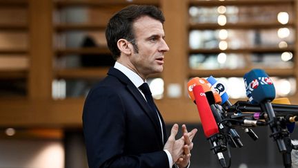 Emmanuel Macron lors de sa visite au Parlement européen à Bruxelles, le 9 février 2023. (JOHN THYS / AFP)