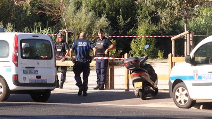 La police municipale, le 26 ao&ucirc;t 2015, pr&egrave;s du parc Maillol &agrave; Perpignan&nbsp;o&ugrave; le corps de la jeune Erika a &eacute;t&eacute; retrouv&eacute;. (RAYMOND ROIG / AFP)