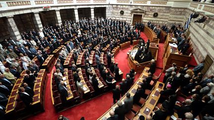 La coalition form&eacute;e par Nouvelle d&eacute;mocratie (droite) et le Pasok gauche) comptabilisent 162 si&egrave;ges sur 300 &agrave; la Vouli, l'assembl&eacute;e grecque. (ARIS MESSINIS / AFP)