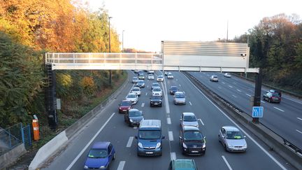 Des voitures sur l'autoroute A1 à l'entrée de Lille, le 17 novembre. (FRANÇOIS CORTADE / FRANCE-BLEU NORD)