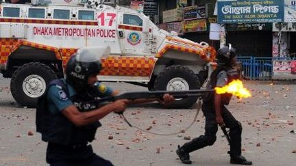 Des policiers tirent sur des fondamentalistes islamistes à Dacca, le 5 mai 2013. (AFP/MUNIR Uz ZAMAN)