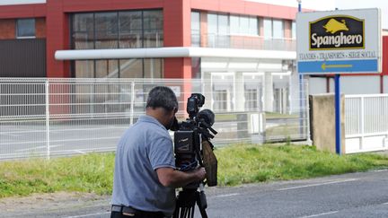 Un journaliste britannique filme le logo de Spanghero, le 10 f&eacute;vrier 2013 &agrave; Castelnaudary (Aude). (REMY GABALDA / AFP)