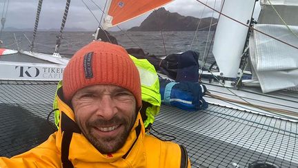 Le skipper français Romain Pilliard à bord du multicoque "Use it again" lors du passage du Cap Horn, le 4 février 2022. (HANDOUT / ROMAIN PILLIARD)