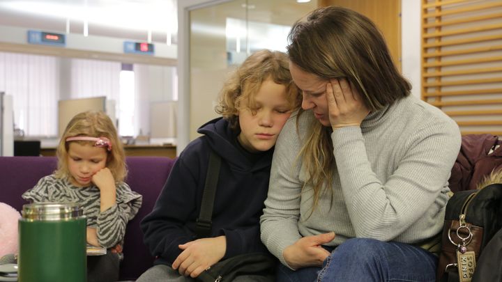 Dana Karabinenko, réfugiée ukrainienne et ses deux enfants, patientent pour s'inscrire en tant que sans-abri, le 30 janvier 2023. (VALENTINE PASQUESOONE / FRANCEINFO)