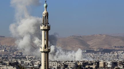 Un bombardement sur Damas (Syrie), o&ugrave; un couple franco-japonais comptait se rendre en novembre 2014, avant d'&ecirc;tre port&eacute; disparu. (MUHAMMED EYAD / ANADOLU AGENCY / AFP)