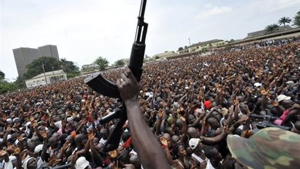 A Abidjan, en Côte d'Ivoire, les jeunes partisans de Laurent Gbagbo prêts à s'enrôler dans l'armée, le 21 mars 2011. (AFP/SIA KAMBOU)