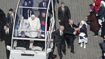 Lors de ces adieux charg&eacute;s d'&eacute;motion, Beno&icirc;t XVI a soulign&eacute; la gravit&eacute; de sa d&eacute;cision d'&ecirc;tre le premier pape &agrave; d&eacute;missionner depuis des si&egrave;cles et d&eacute;clar&eacute; le faire "pour le bien de l'Eglise". (TONY GENTILE / REUTERS)