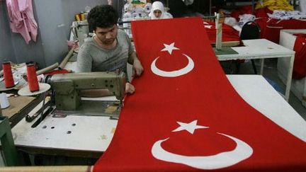 Une fabrique de drapeaux, à Istanbul, en Turquie (6 juillet 2007). (AFP PHOTO/MUSTAFA OZER)