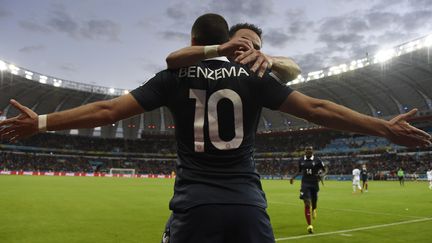 Karim Benzema f&ecirc;te son deuxi&egrave;me but contre le Honduras&nbsp;avec Mathieu Valbuena, &agrave; Porto Alegre (Br&eacute;sil), le 15 juin 2014. (JUAN BARRETO / AFP)