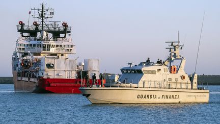 Le bateau humanitaire Ocean Viking arrivant en Sicile, le 6 juillet 2020. (GIOVANNI ISOLINO / AFP)