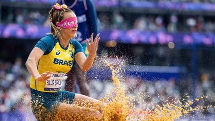 "Never over", "Ce n'est jamais fini", proclame le masque porté par la Brésilienne Lorena Silva Spoladore en finale du saut en longueur T11, vendredi. (TOM WELLER/VOIGT / GETTY IMAGES EUROPE)