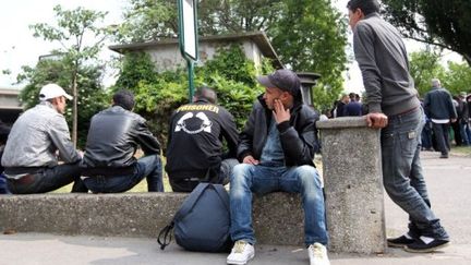 Des migrants tunisiens dans le parc de la Villette à Paris, le 27 avril 2011. (AFP PHOTO / THOMAS SAMSON)