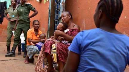 Par manque de moyens et en raison de leur non-existence officielle dans l'univers carcéral, les enfants n'ont ni couches, ni bouillie, ni médicaments pédiatriques.
 (ISSOUF SANOGO / AFP)