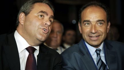 Jean-François Copé et Xavier Bertrand font mine de plaisanter à leur arrivée aux journées parlementaires de Biarritz (AFP - Jean-Pierre MULLER)