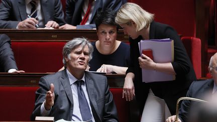 Barbara Pompili, secrétaire d'Etat chargée de&nbsp;la Biodiversité, en pleine discussion avec Stéphane Le Foll, ministre de l'Agriculture, à l'Assemblée nationale, le 22 juin 2016. (THOMAS SAMSON / AFP)