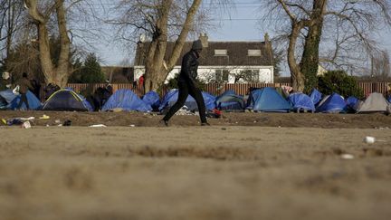 Un camp temporaire de migrants à Calais (Pas-de-Calais), le 22 décembre 2021. (EDUARDO OYANA / ANADOLU AGENCY / AFP)