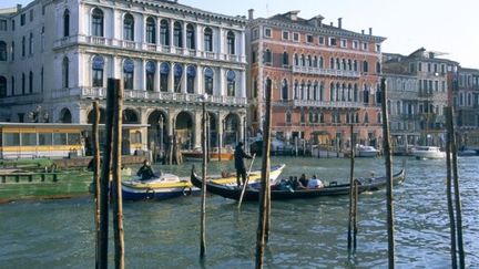 Gondole à Venise, devant l'hôtel Danieli (en rose) (AFP/HENRI TABARANT)