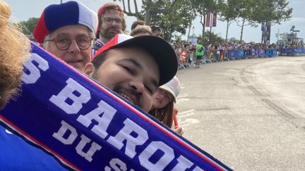 Othmane au bord de la route lors du triathlon féminin, le 31 juillet 2024, remporté par la Française Cassandre Beaugrand. (ASSOCIATION DES BAROUDEURS DU SPORT)