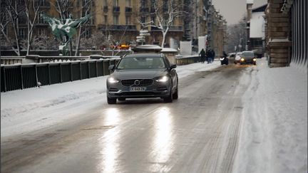 Un voiture circule sur le verglas, dans Paris, le 7 février 2018.&nbsp; (MAXPPP)
