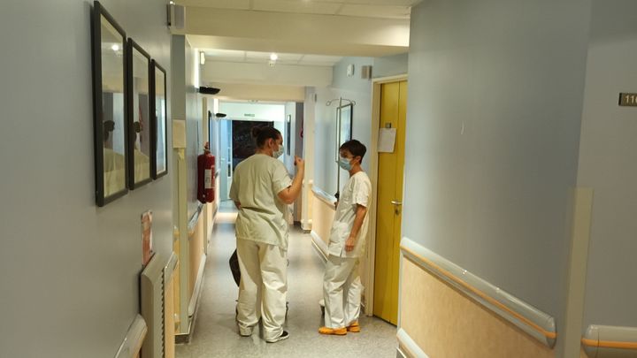 Dans les couloirs de la maternité du Belvédère, près de Rouen, où les visites sont encore soumises à des restrictions liées au Covid-19. (VALENTINE JOUBIN / FRANCE INFO)