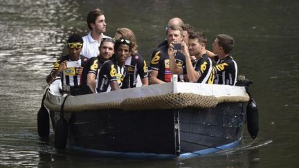 L'équipe MTN-Qhubeka arrive en barque à la présentation des équipes, le 2 juillet 2015 à Utrecht, aux Pays-Bas. (AFP)