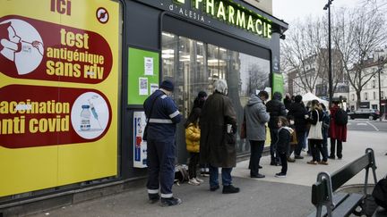Des personnes attendent pour se faire tester à Paris, le 11 janvier 2022. (MAGALI COHEN / HANS LUCAS / AFP)