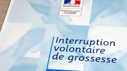 Un document du ministère de la Santé sur l'interruption volontaire&nbsp;de grossesse, le 7 août 2022.&nbsp; (RICHARD VILLALON / MAXPPP)