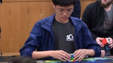 Capture d'écran de la vidéo du nouveau record du monde de Rubik's Cube, le 28 octobre 2017, à Chicago (Etats-Unis). (YOUTUBE)