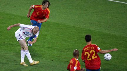 Zin&eacute;dine Zidane inscrit un troisi&egrave;me but pour la France face &agrave; l'Espagne en huiti&egrave;me de finale de la Coupe du monde, le 27 juin 2006, &agrave; Hanovre (Allemagne). (RUBEN SPRICH / REUTERS)