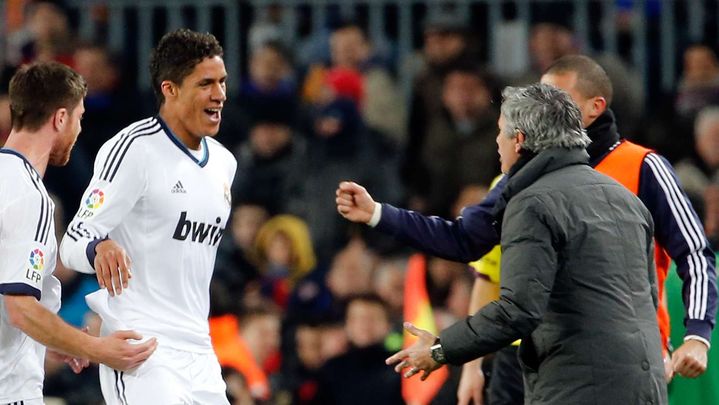 Rapha&euml;l Varane se jette dans les bras de son entra&icirc;neur, Jos&eacute; Mourinho, le 26 f&eacute;vrier 2013 &agrave; Barcelone.&nbsp; (EMILIO MORENATTI / AP / SIPA)