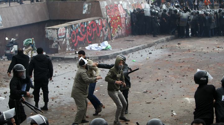 Des policiers anti-&eacute;meutes tentent de s'interposer lors d'affrontements entre partisans et opposants du projet de Constitution, le 21 d&eacute;cembre 2012 &agrave; Alexandrie (Egypte). (MAHMUD HAMS / AFP)