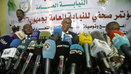 Fatah al-Rahman Saeed, à la tête de la commission d'enquête sur la répression au Soudan, lors d'une conférence de presse, le 27 juillet 2019, à&nbsp;Khartoum. (ASHRAF SHAZLY / AFP)