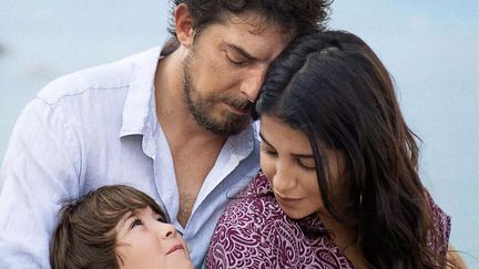 La maladie de Damien (Damien Bonnard) va peu à peu dégrader ses relations avec sa femme (Leïla Bekhti) et son fils (Gabiel Merz Chammah). (LUXBOX)