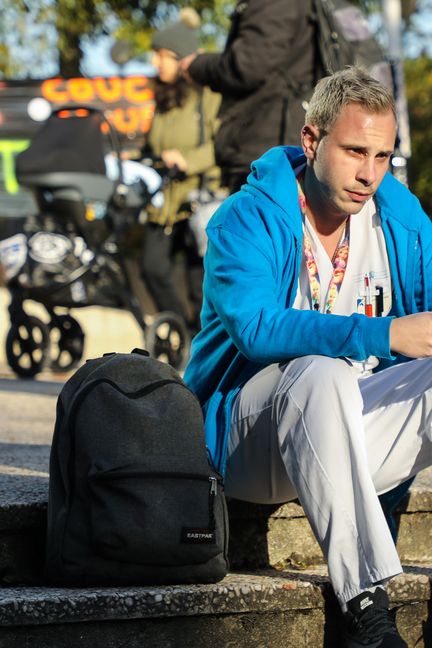 Laurent Rubinstein, infirmier à l'hôpital Robert Debré dans le 19e arrondissement de Paris. (BENOIT JOURDAIN / FRANCEINFO)