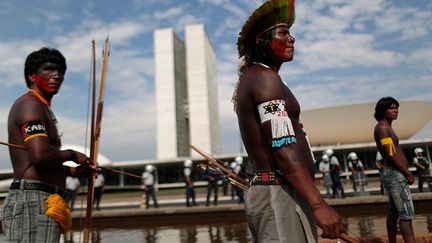 des manifestations de communautés indigènes ont eu lieu dans différentes grandes villes du Brésil, en octobre 2013. Leurs principales revendications : défendre la Constitution brésilienne, le droit des populations autochtones et le futur de l'Amazonie. Au Brésil, vivent près de 900.000 Indiens de 305 ethnies sur 12% du territoire, la plupart en Amazonie, soit moins de 0,5% des quelque 200 millions de Brésiliens.  ( Reuters/Nacho Doce )