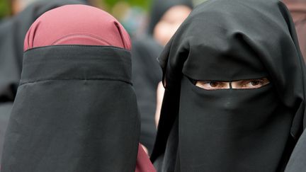 Des femmes portent le voile intégral lors d'une&nbsp;manifestation autour du prêcheur salafiste Pierre Vogel, le 28 juin 2014 à Offenbach-sur-le-Main (Allemagne). (BORIS ROESSLER / DPA / AFP)