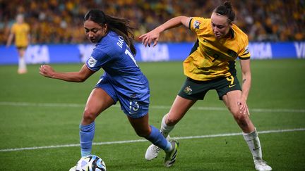 Selma Bacha au duel avec l'Australienne Caitlin Foord, le 12 août 2023. (FRANCK FIFE / AFP)