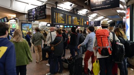 Des voyageurs attendent leur train, le 7 mai 2013, &agrave; la gare de la Part-Dieu, &agrave; Lyon (Rh&ocirc;ne). (MAXPPP)