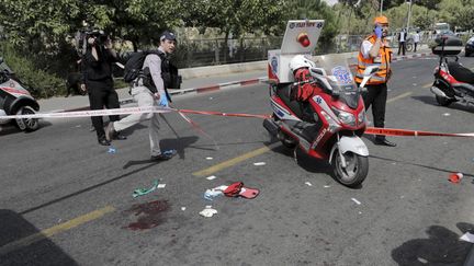 Un cordon de s&eacute;curit&eacute; apr&egrave;s l'attaque d'un Isra&eacute;lien, poignard&eacute; et gravement bless&eacute;&nbsp;par un Palestinien, jeudi 8 octobre 2015 &agrave; J&eacute;rusalem. (AMMAR AWAD / REUTERS)